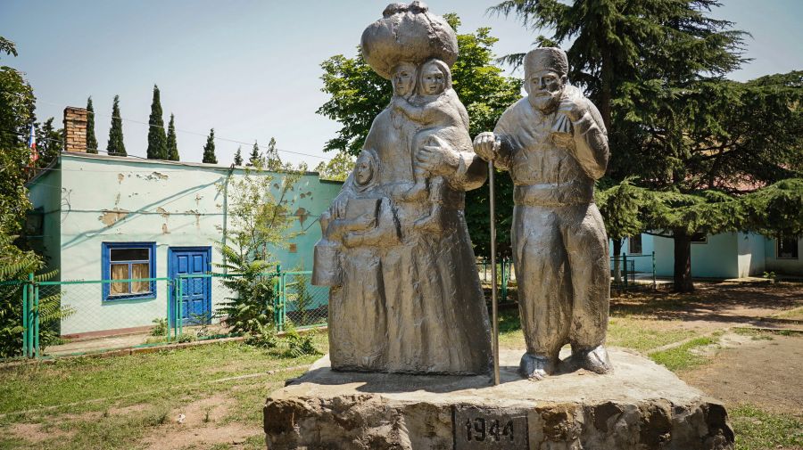 Село крымское. Село Приветное памятники. Крымская татарка памятник. Дом культуры Приветное. Село Ускут до депортации.