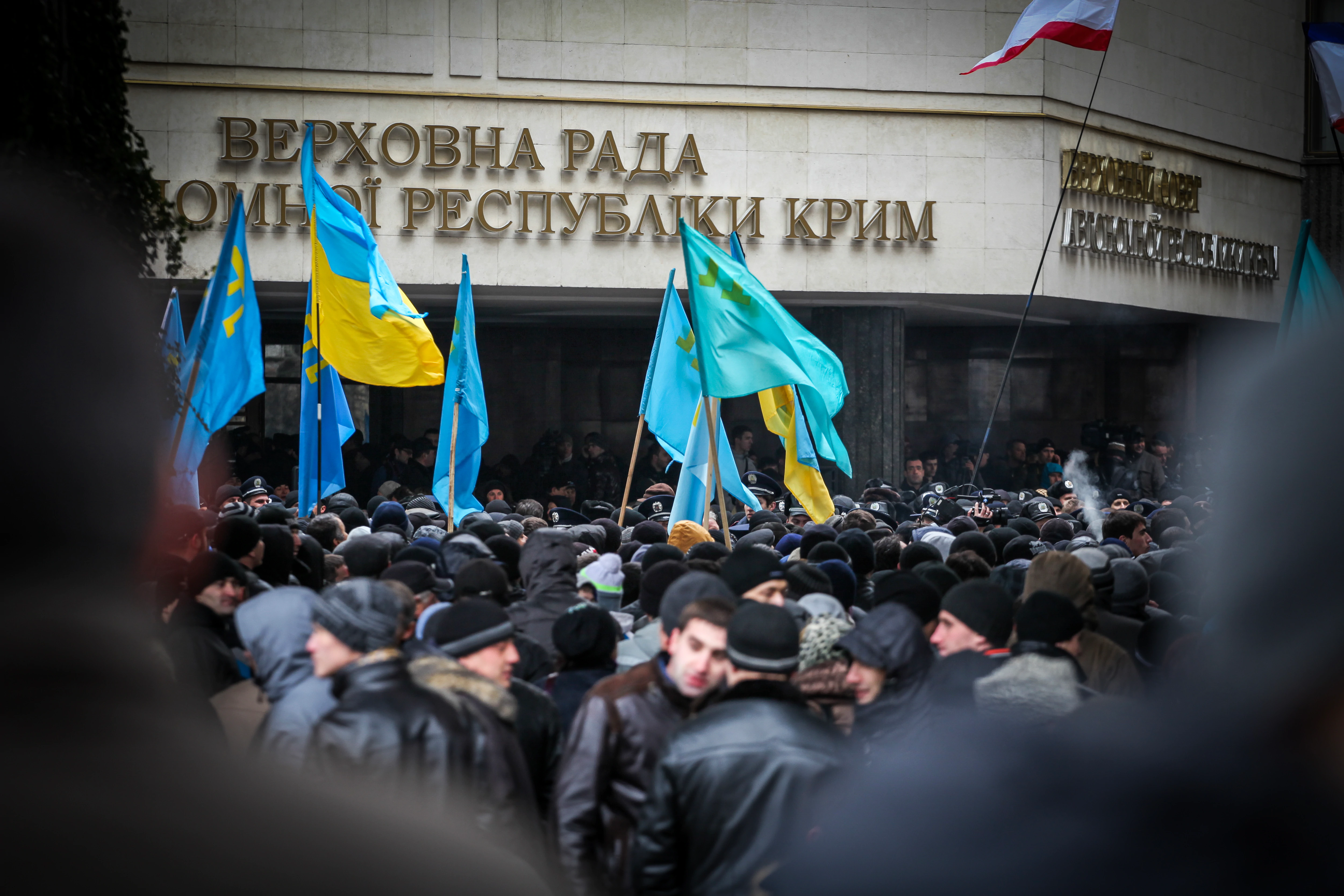 Сопротивление оккупации. Верховная рада Крыма 2014 митинг. Захват Верховной рады Крыма 2014. 26 Февраля 2014 Крым митинг. Евромайдан в Крыму.