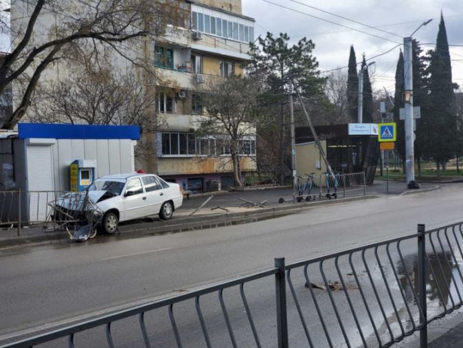  Автомобиль снес тротуарные ограждения на улице Истомина в Севастополе (фото)