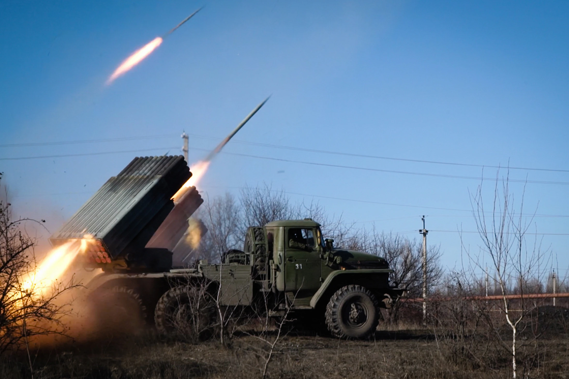 Залповый огонь. Залп БМ 21. БМ-21 град залп. РСЗО Катюша залп. Ракета БМ 21 град.