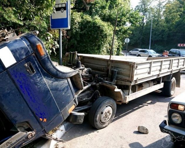  В Севастополе грузовик снесло в кювет (фото)