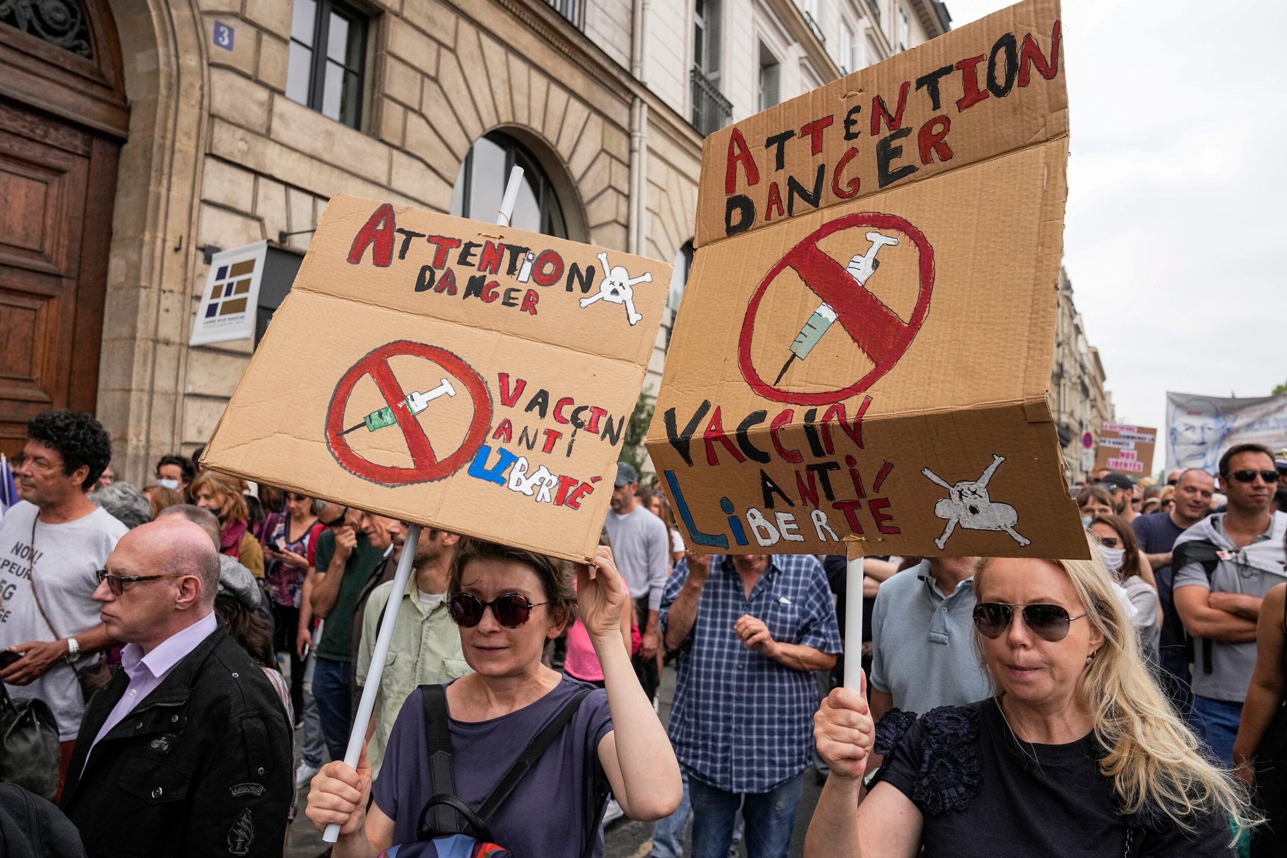 Противники франции. Митинг в Риге. Протесты во Франции против вакцинации. Люди из Франции.