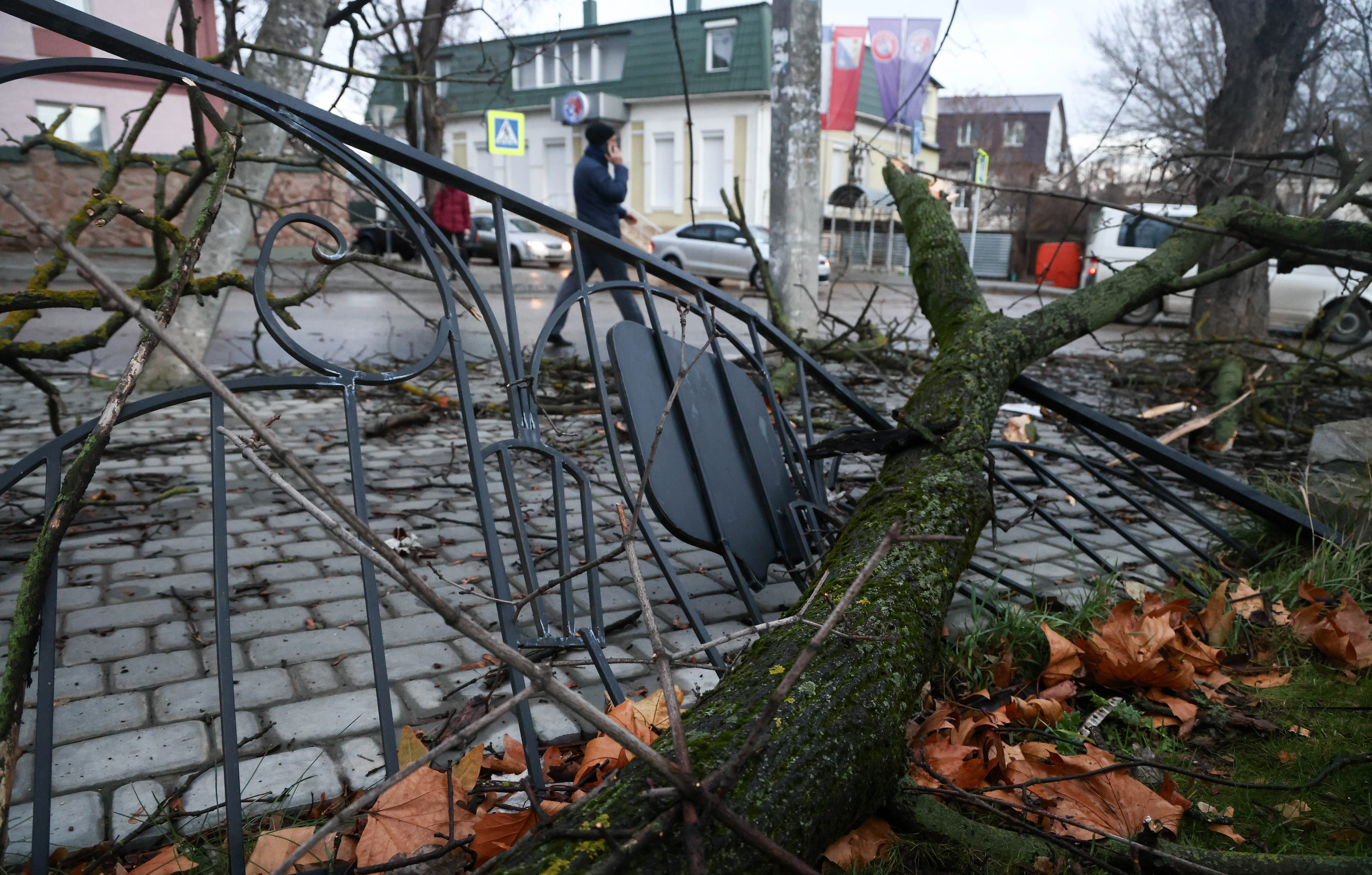 Непогода в крыму. Последствия урагана. Ураган в Крыму сегодня. Ураганный ветер. Ураган в Ялте.